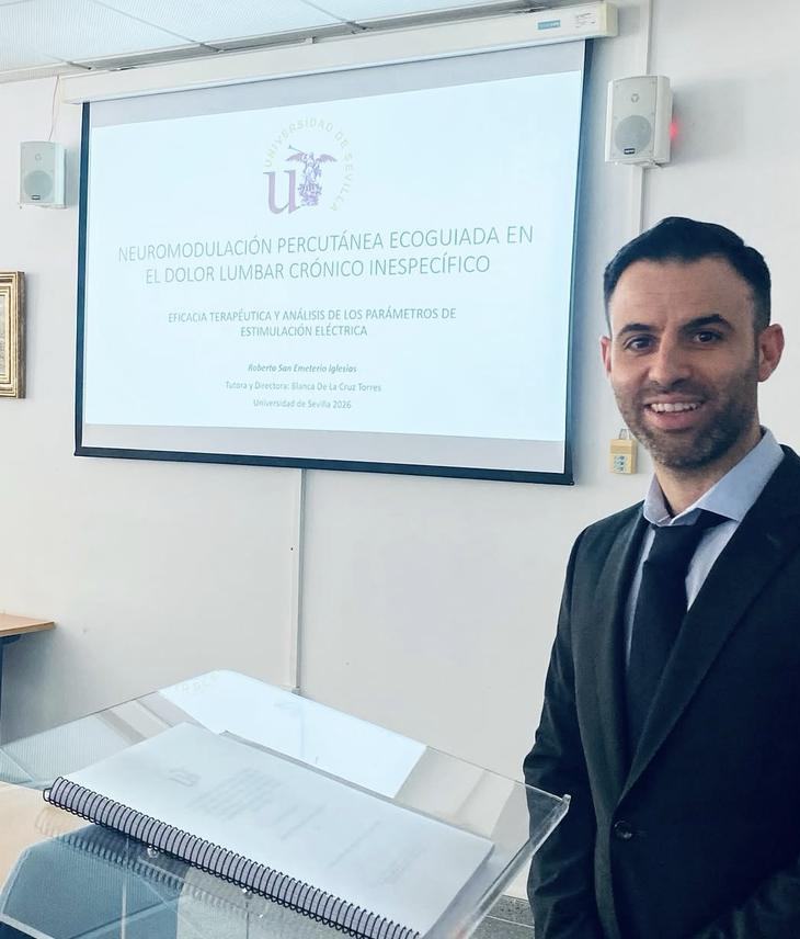 Roberto San Emeterio junto a la pantalla con el título de su tesis