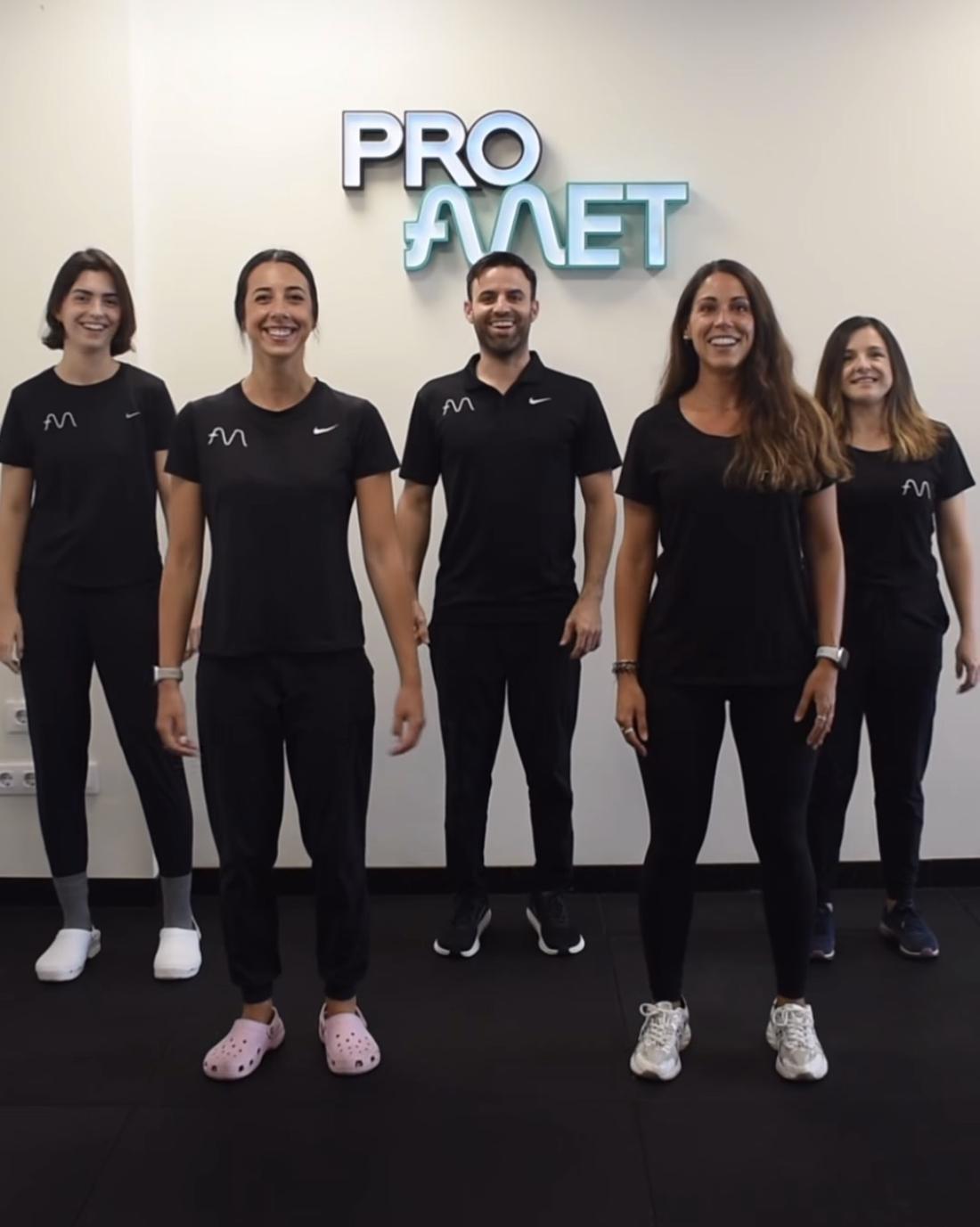 El equipo de Promet, delante del rótulo del centro